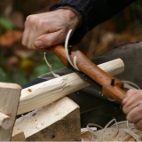 Zelf een lepel, krukje of stoel maken uit vers hout...